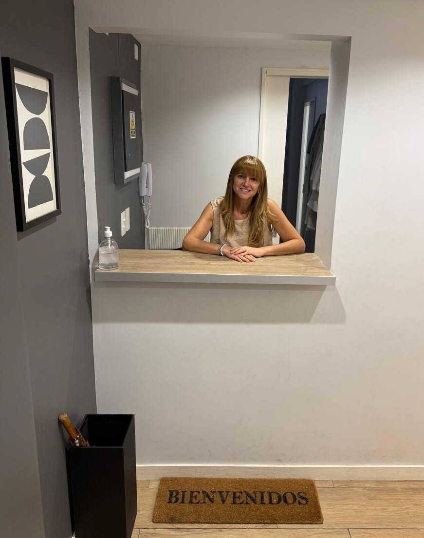 Recepción del consultorio de endocrinología infantil con cartel de bienvenida